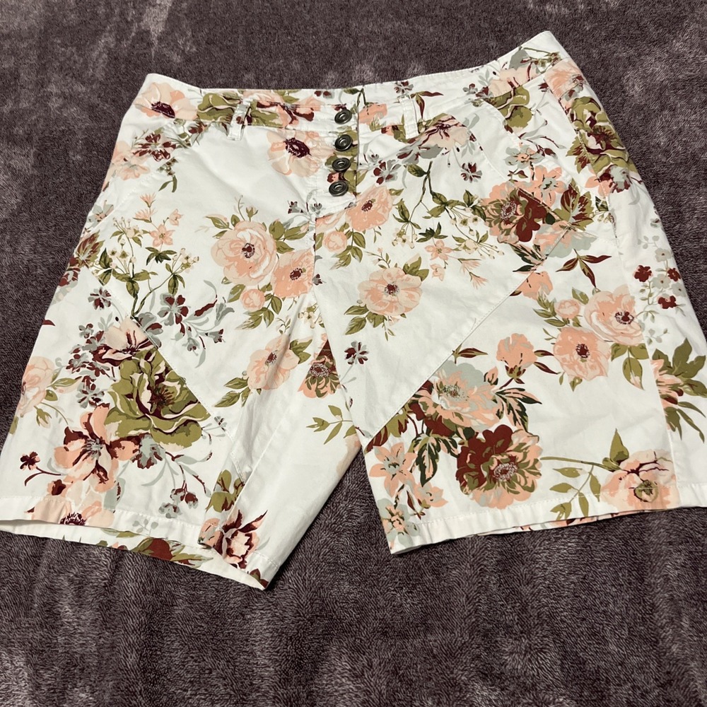 Venus women's floral pattern shorts button front size 8